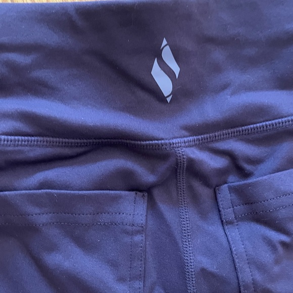 Plum athletic leggings with back and side pockets - Picture 3 of 4
